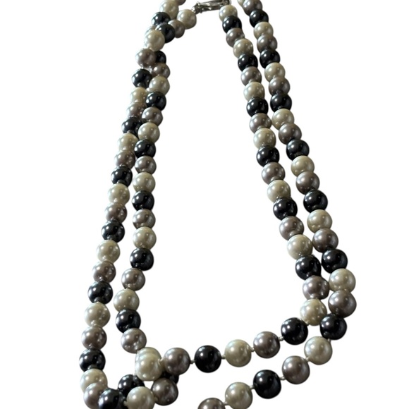 Elegant Black and White Pearl Necklace - Picture 1 of 4